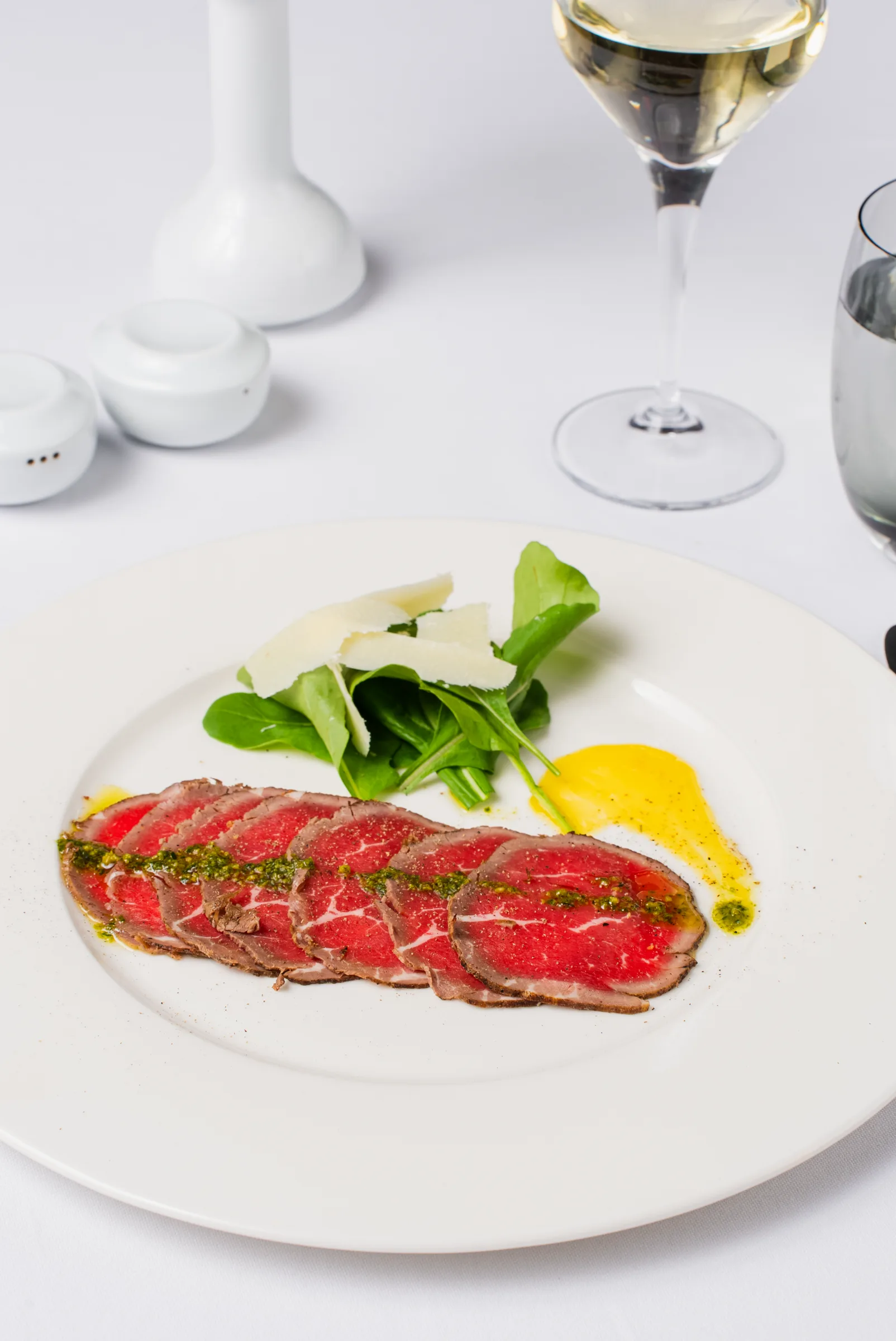 Dana carpaccio — roka ve parmesan ile