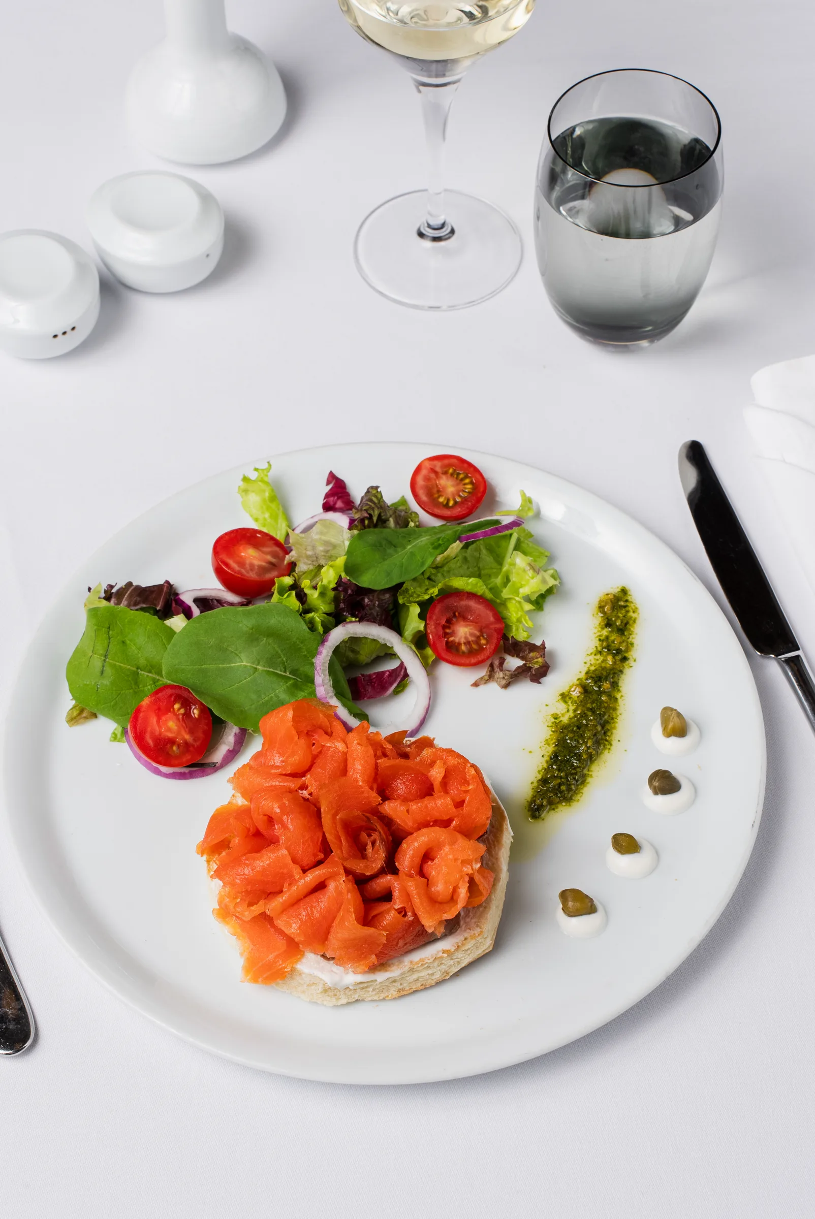 Somon füme tost — mevsim salatası eşliğinde