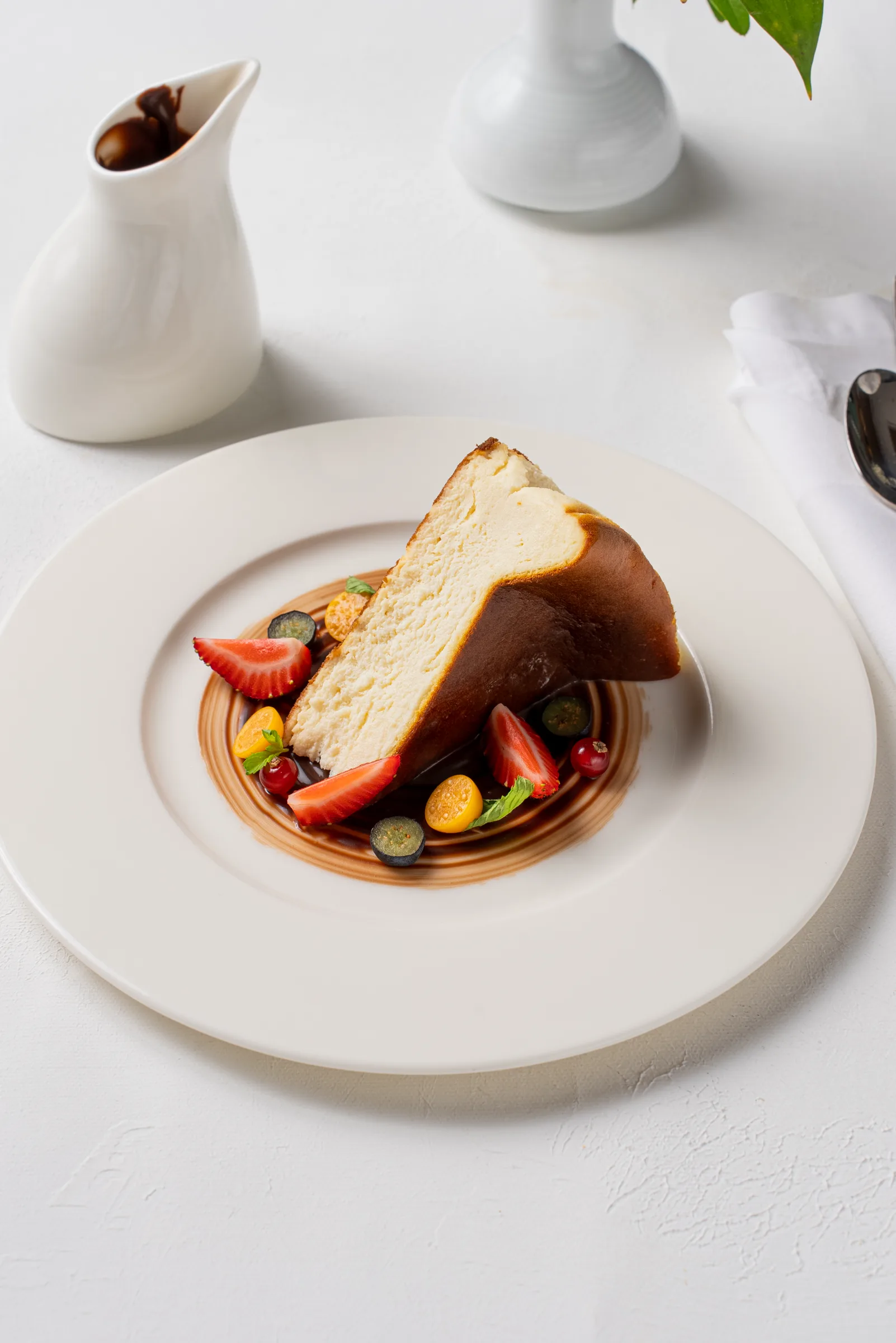 San Sebastian cheesecake — meyveli sunum
