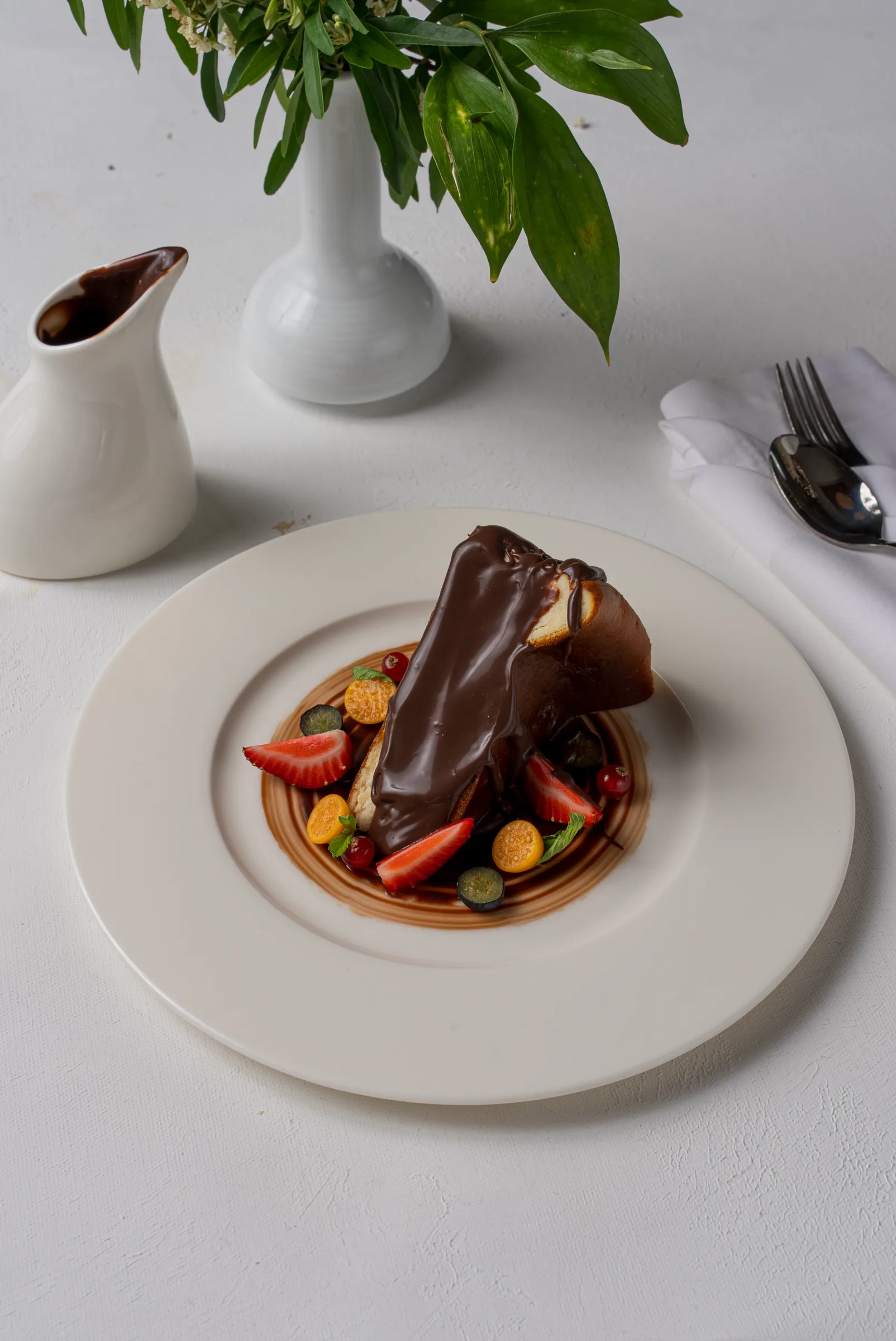 Çikolata soslu San Sebastian cheesecake
