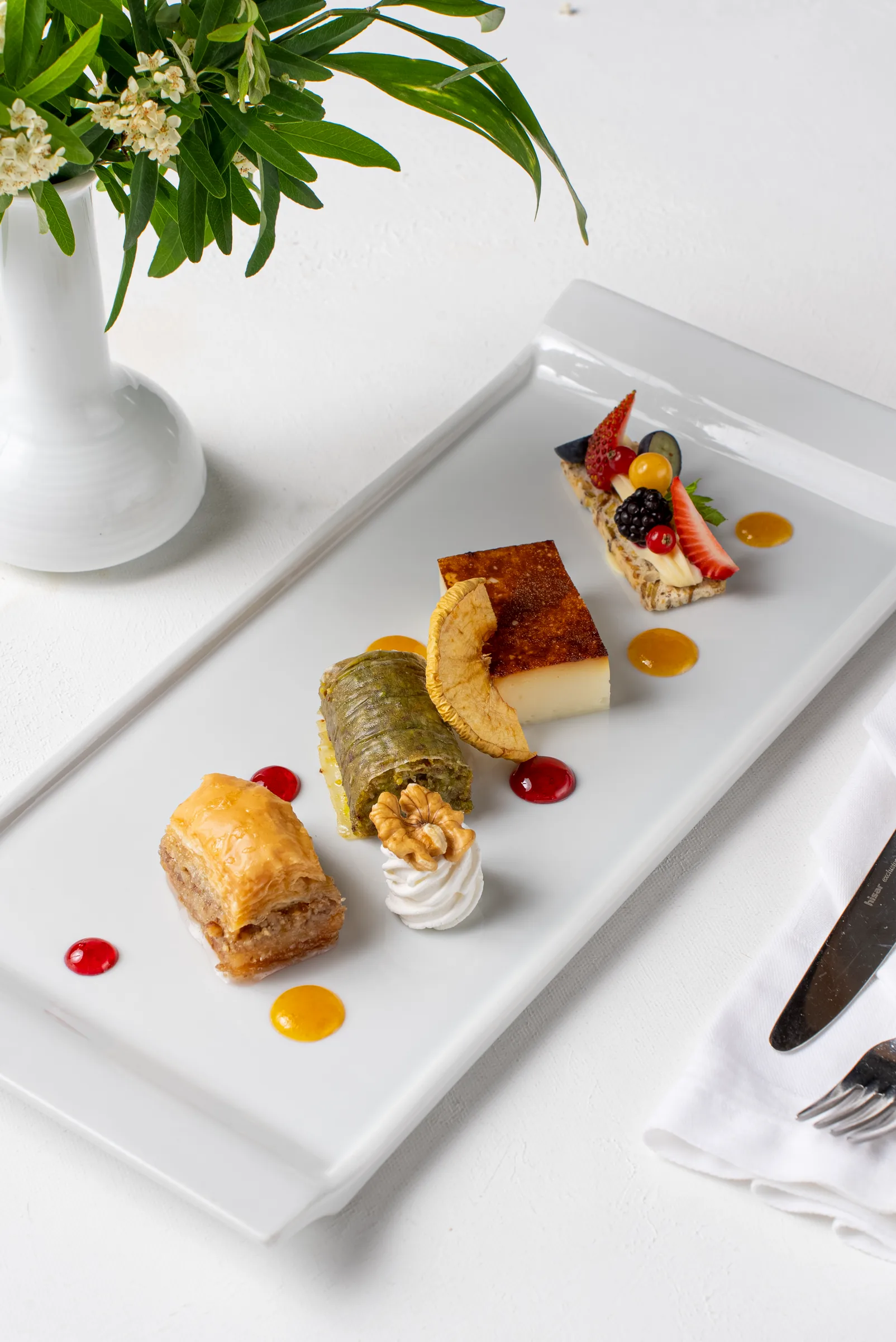 Tatlı tabağı — baklava, fıstık sarma ve sütlü tatlı