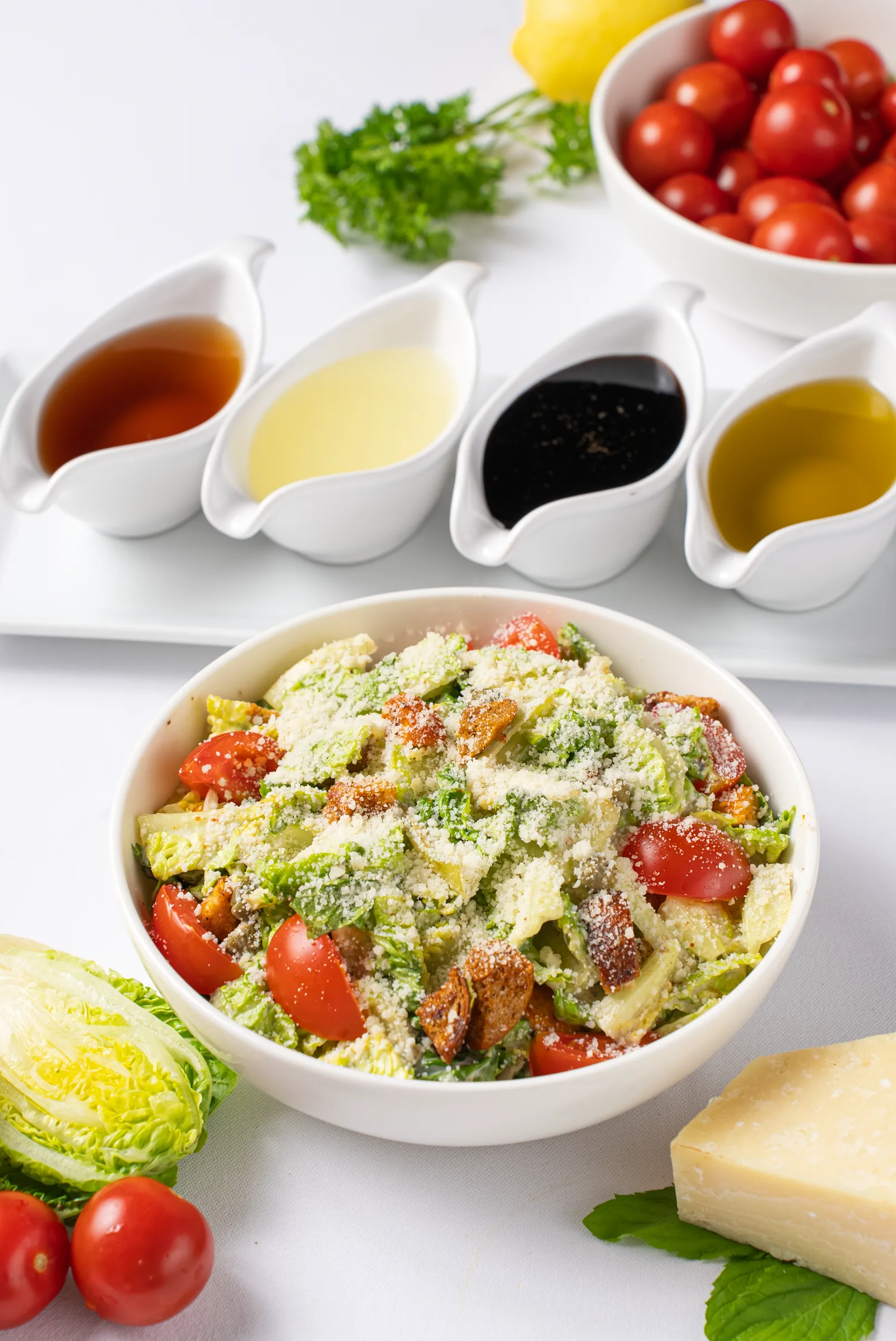 Sezar salata — soslarla sunum