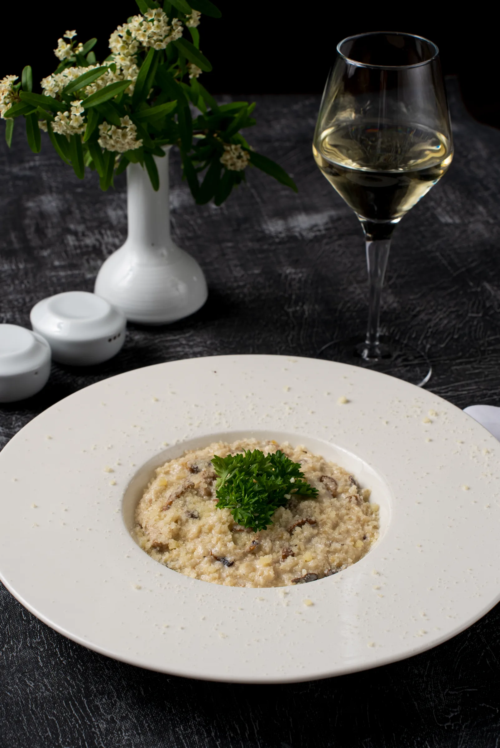 Mantarlı risotto — beyaz şarap eşliğinde