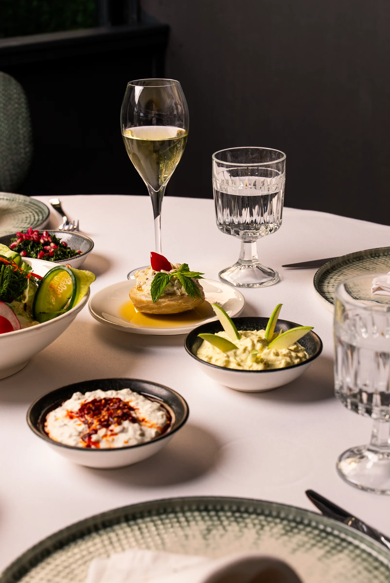Beyaz şarap eşliğinde meze seçkisi