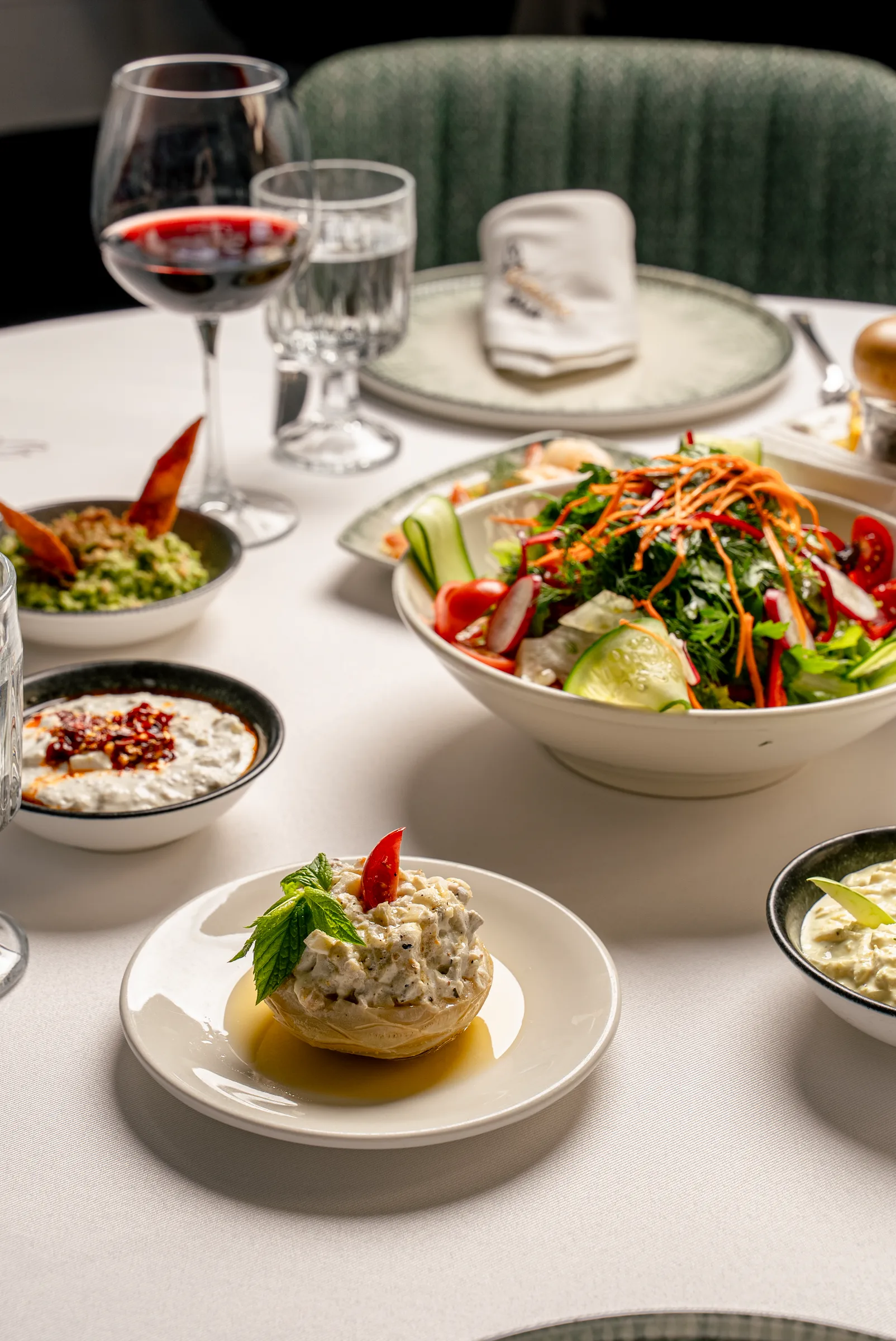 Meze masası — enginar dolması ve salata