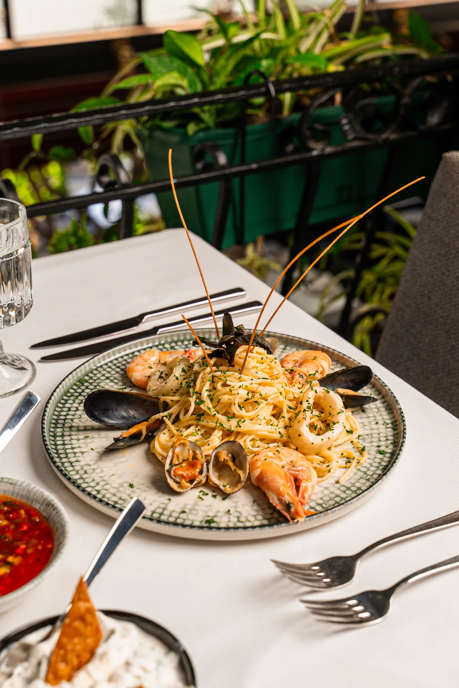 Deniz mahsullü spagetti — balkon masasında