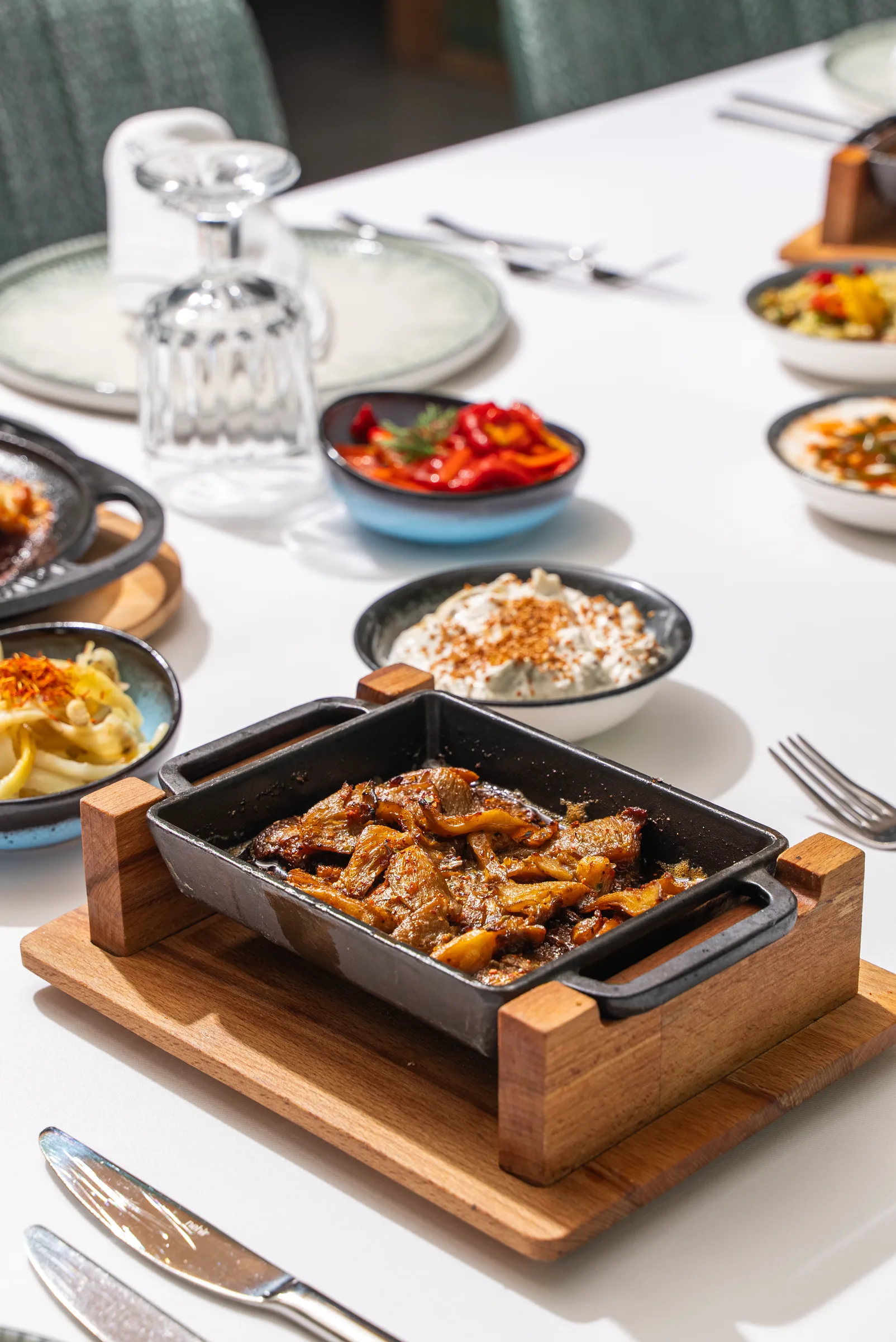 Meze sofrası — karidesli avokado ve turşu çeşitleri