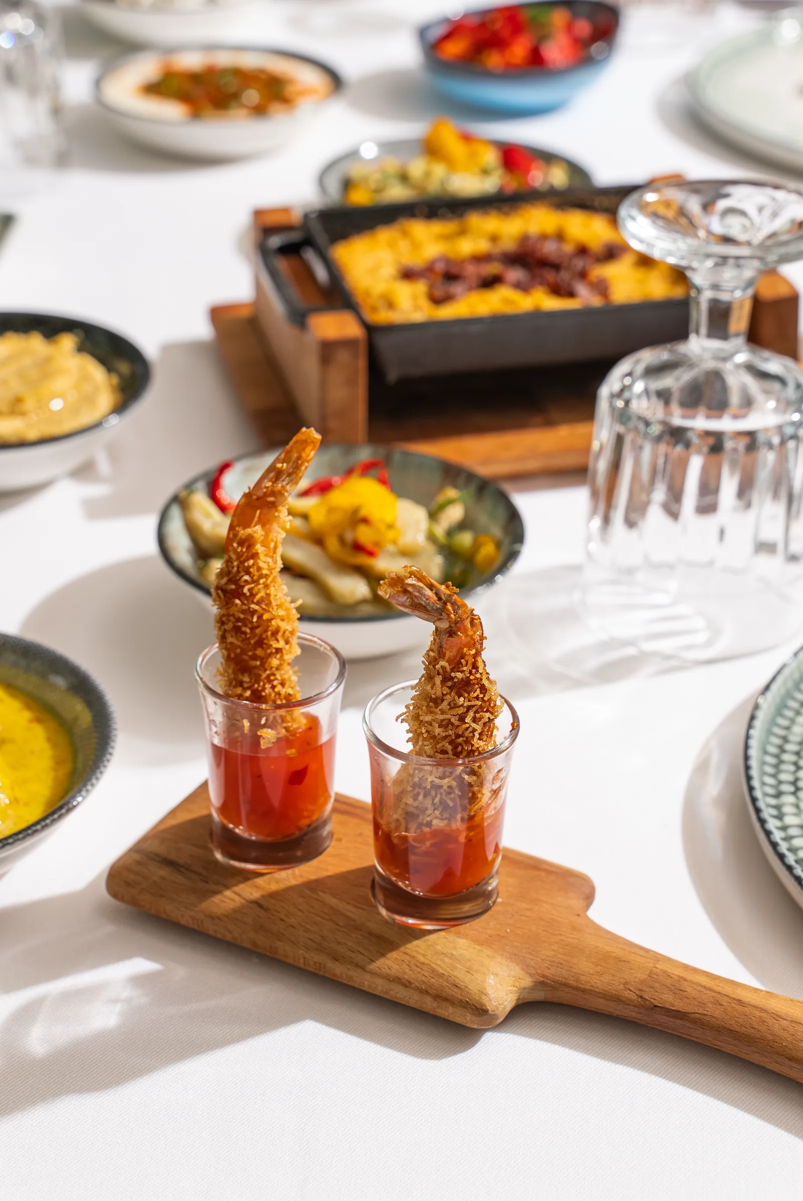 Fırın makarna ve meze çeşitleri — masa