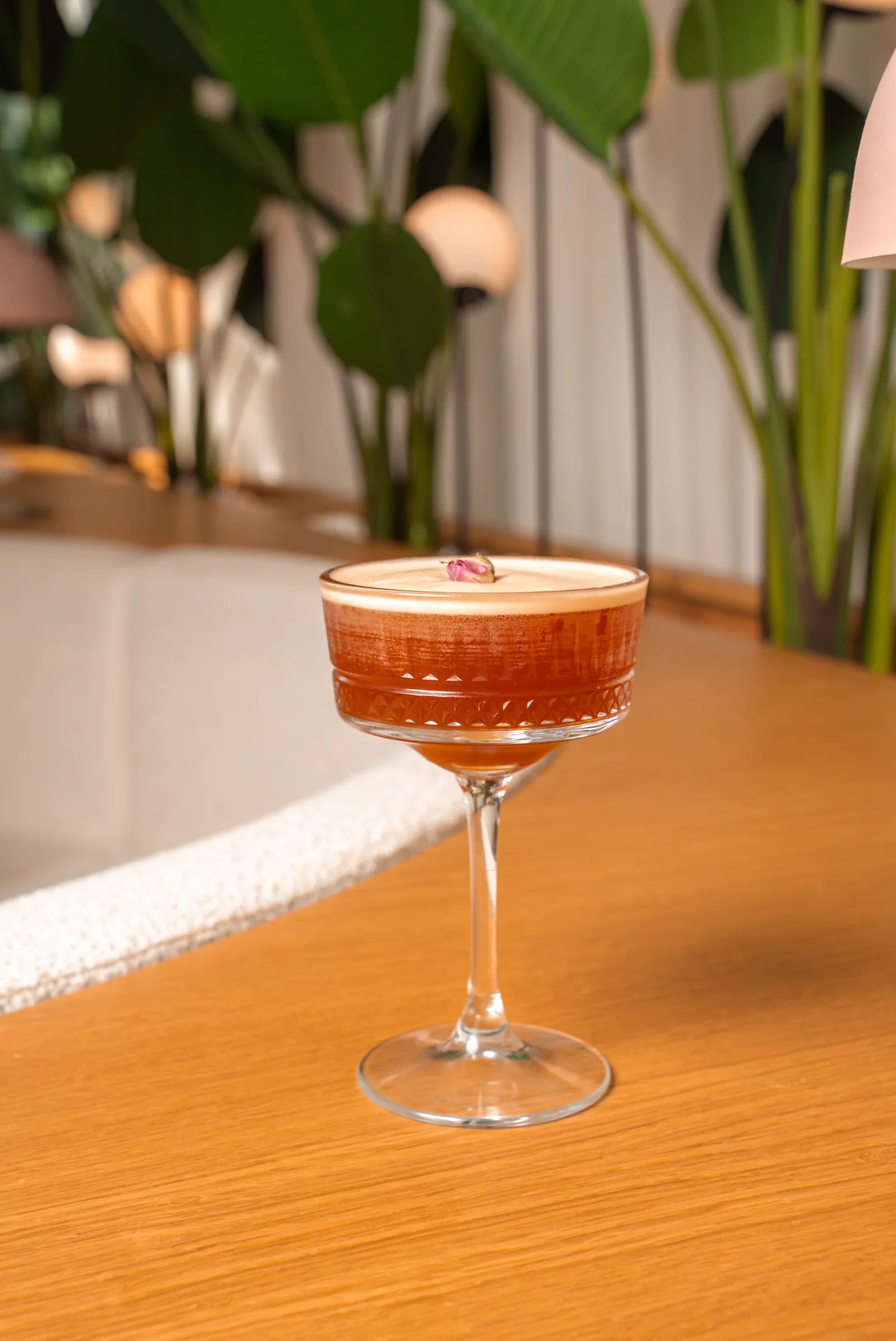 Güllü espresso kokteyli — coupe bardakta