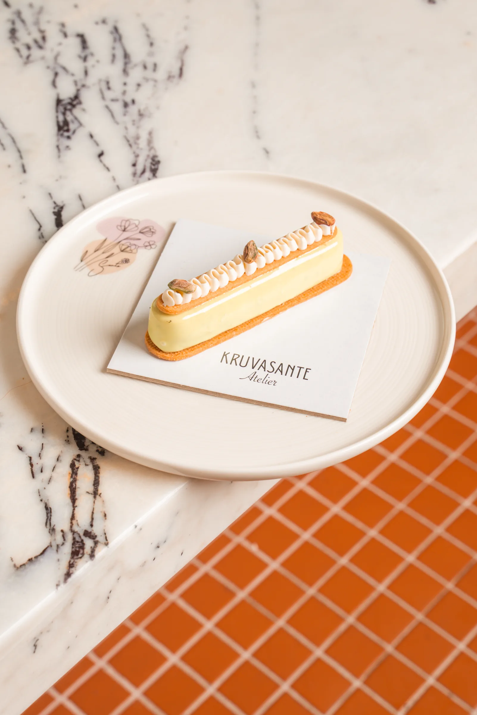 Fıstıklı ekler — mermer tezgâhta
