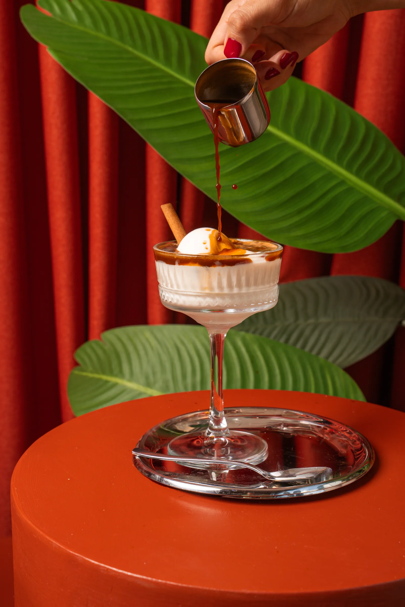 Affogato — dondurmaya dökülen espresso, tarçın çubuğuyla