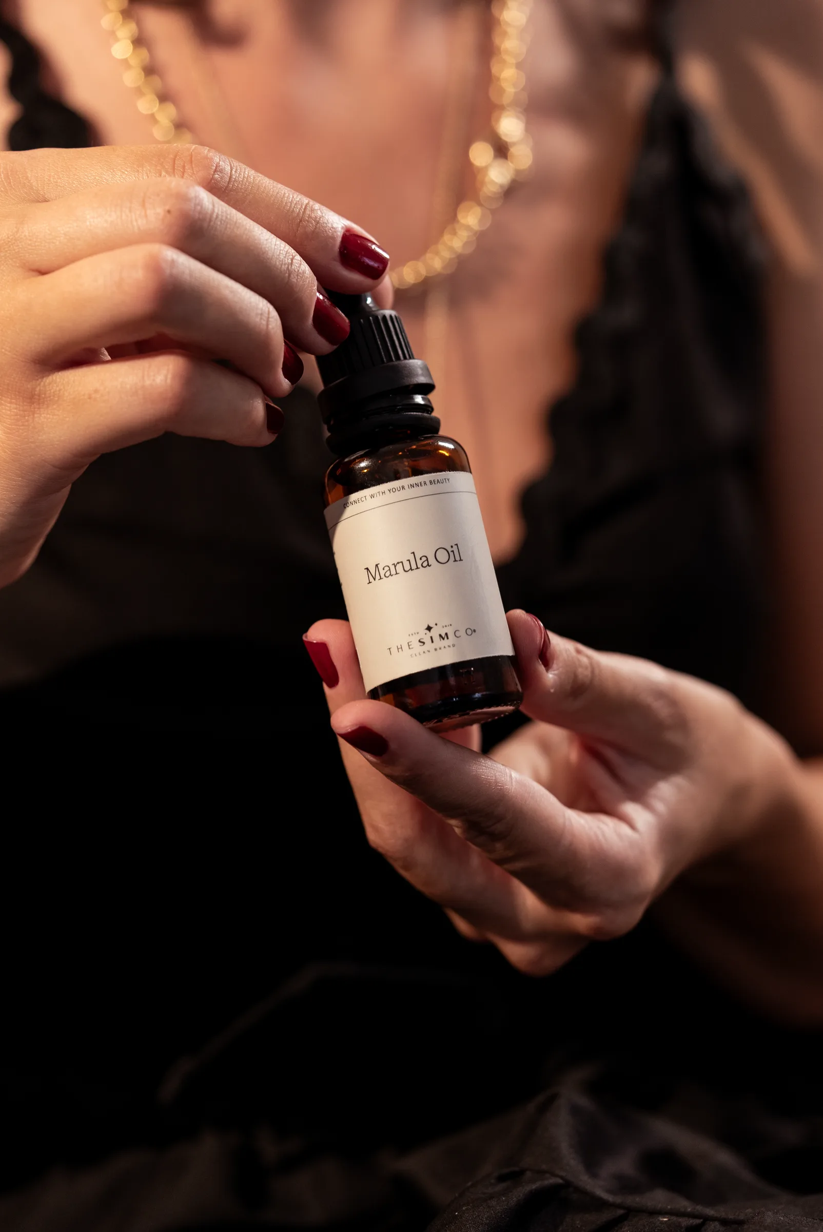 Marula Oil damlalıklı şişe — kullanım karesi