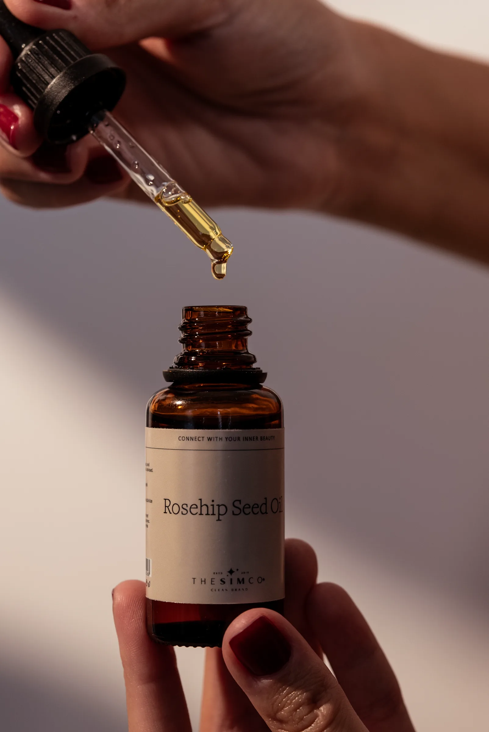 Rosehip Seed Oil — damlalık yakın plan