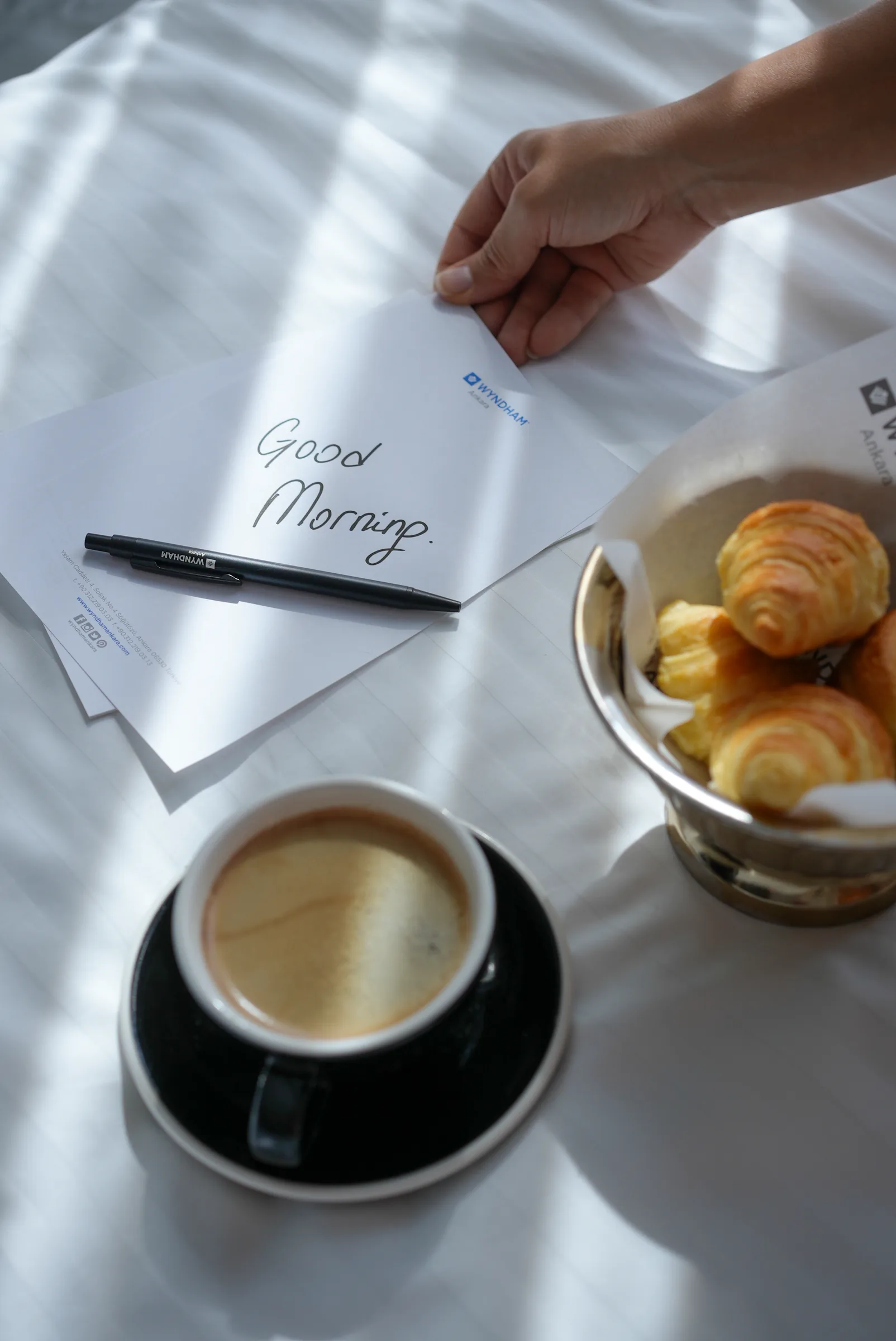 Wyndham Ankara antetli «Good Morning» notu, filtre kahve ve kruvasan sepeti